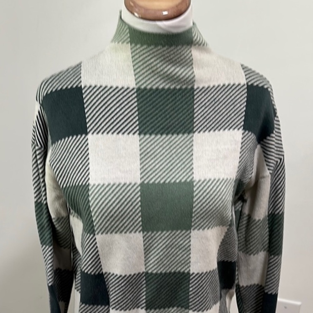 EUC • Tahari Mock Neck Sweater